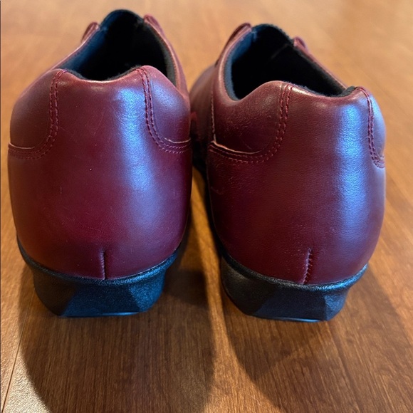 Drew Harper women’s shoes maroon color size 10 medium. - Picture 10 of 12